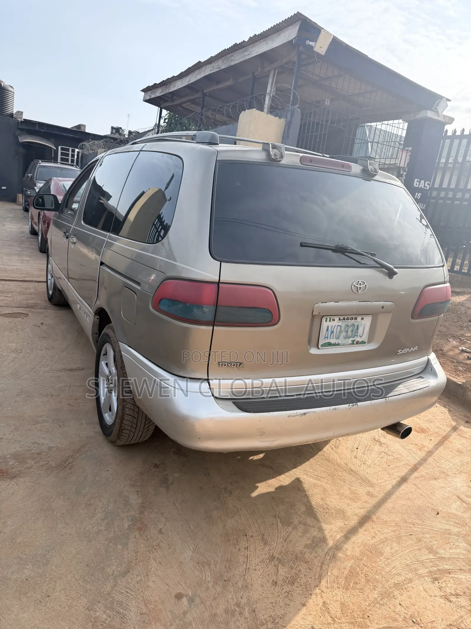 Toyota Sienna LE 4dr 1999 Gold