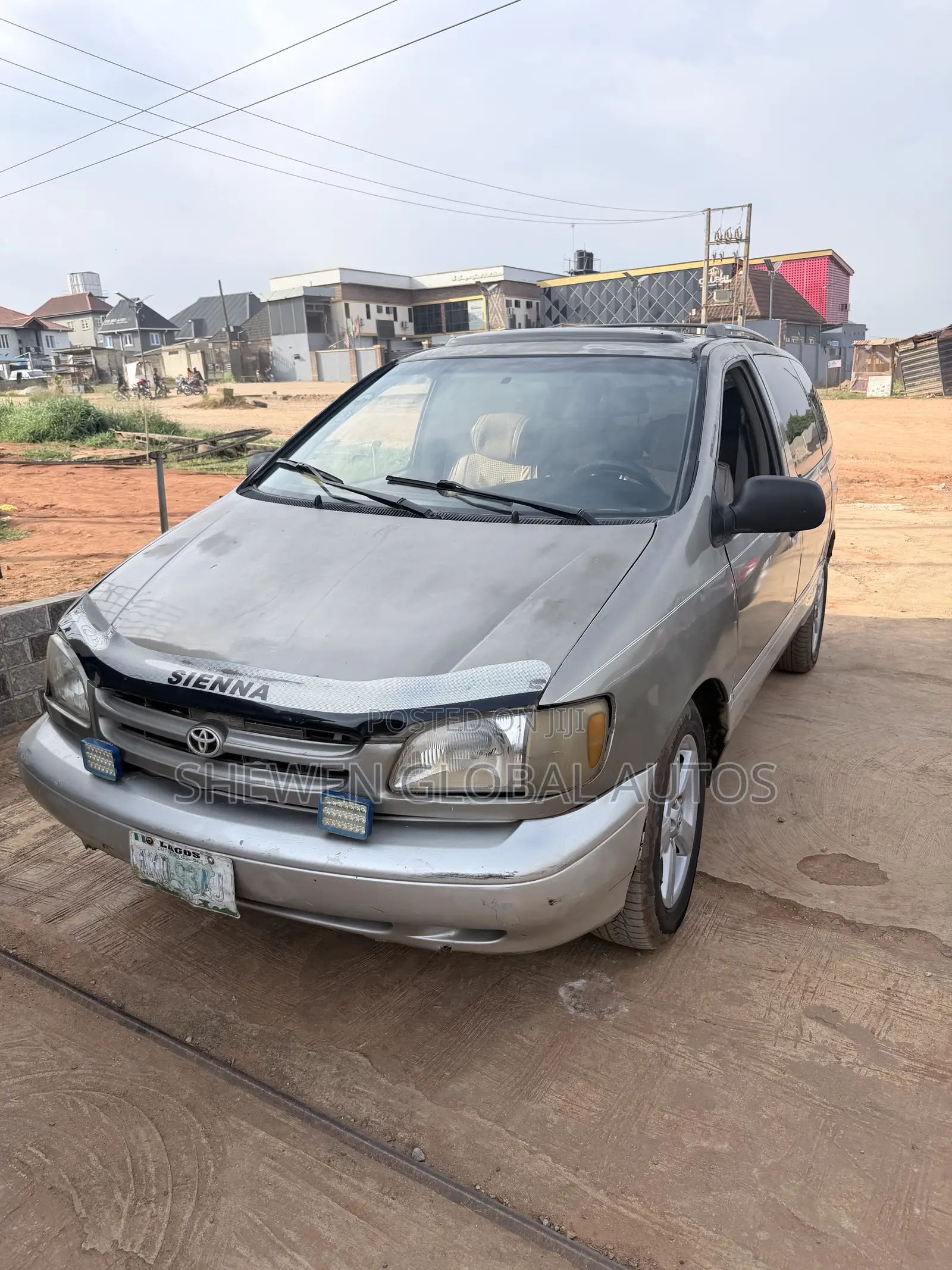 Toyota Sienna LE 4dr 1999 Gold
