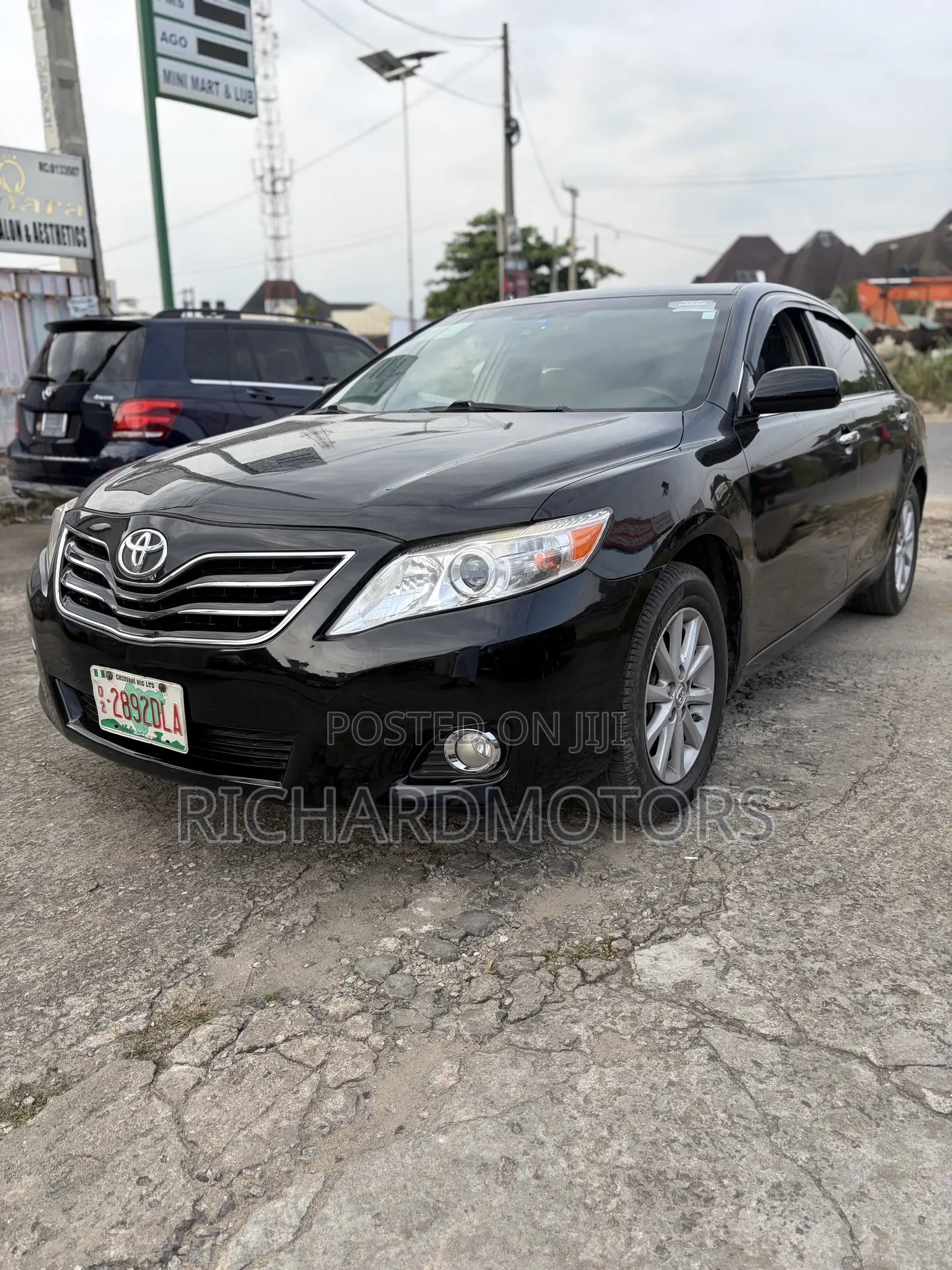 Toyota Camry XLE V6 4dr Sedan (3.5L 6cyl 6A) 2011 Gray