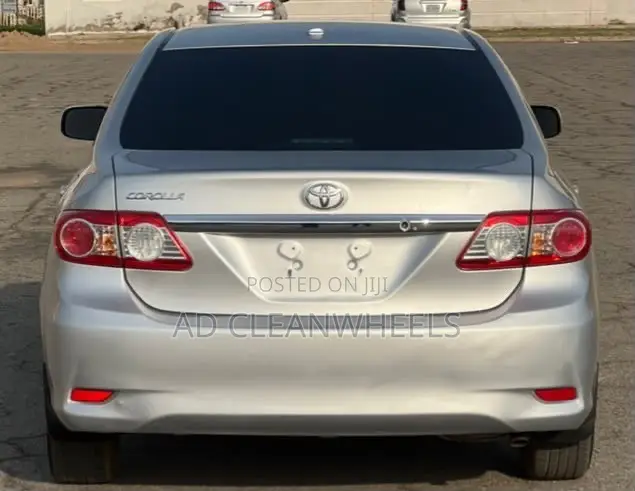 Toyota Corolla LE 4dr Sedan (1.8L 4cyl 4A) 2011 Silver