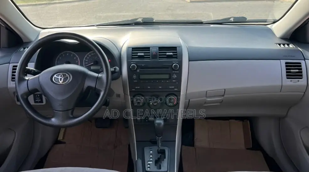 Toyota Corolla LE 4dr Sedan (1.8L 4cyl 4A) 2011 Silver