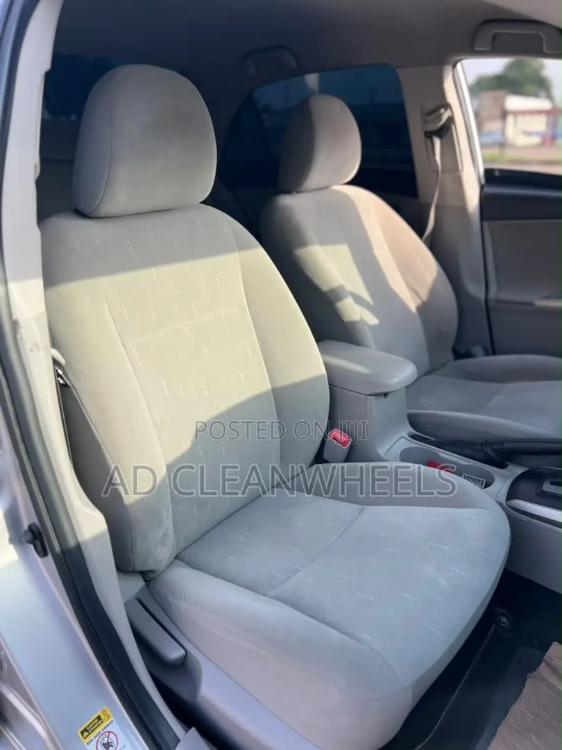 Toyota Corolla LE 4dr Sedan (1.8L 4cyl 4A) 2011 Silver