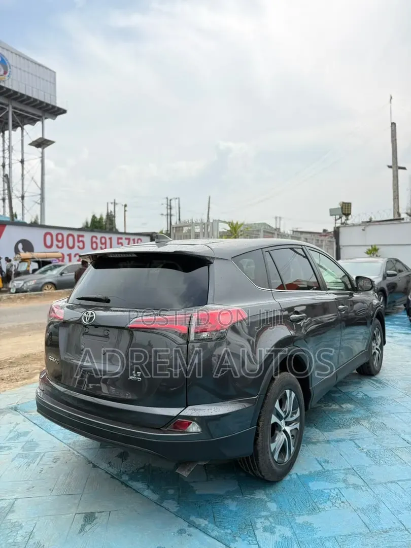 Toyota RAV4 LE 4dr SUV AWD (2.5L 4cyl 6A) 2018 Gray