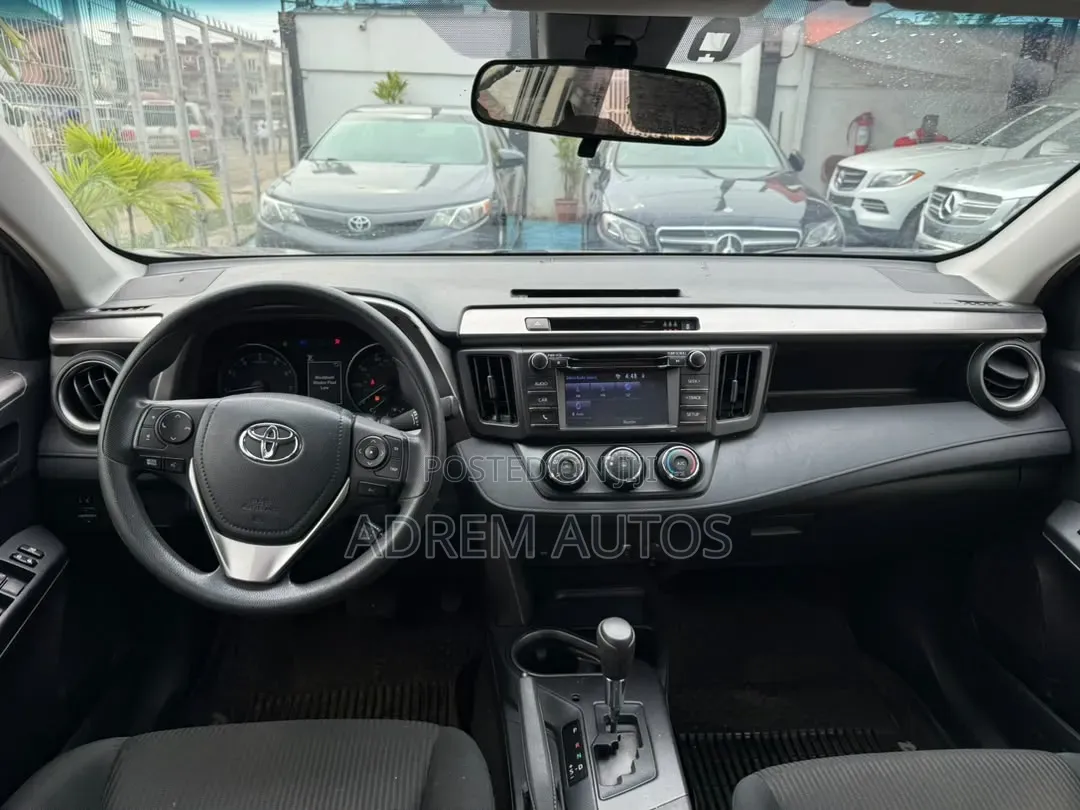 Toyota RAV4 LE 4dr SUV AWD (2.5L 4cyl 6A) 2018 Gray