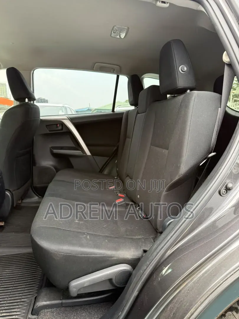 Toyota RAV4 LE 4dr SUV AWD (2.5L 4cyl 6A) 2018 Gray
