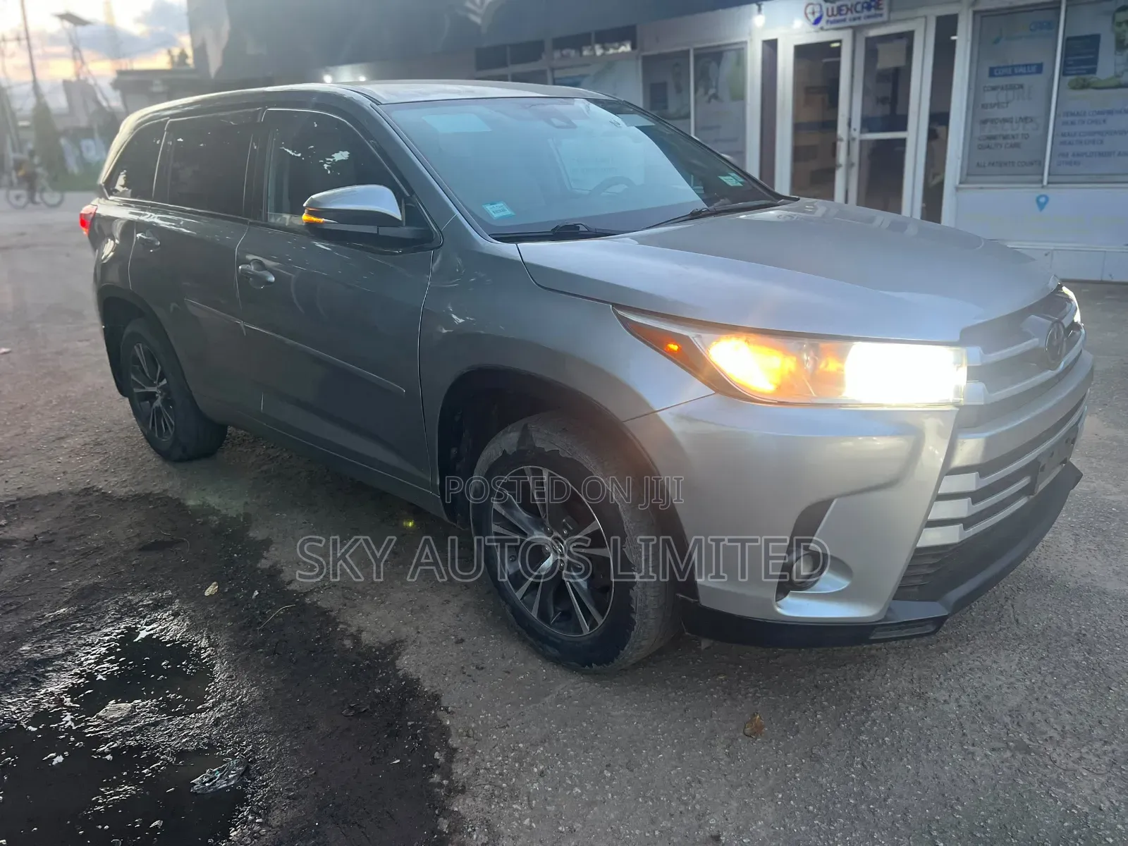 Toyota Highlander LE 4x4 V6 (3.5L 6cyl 8A) 2018 Silver