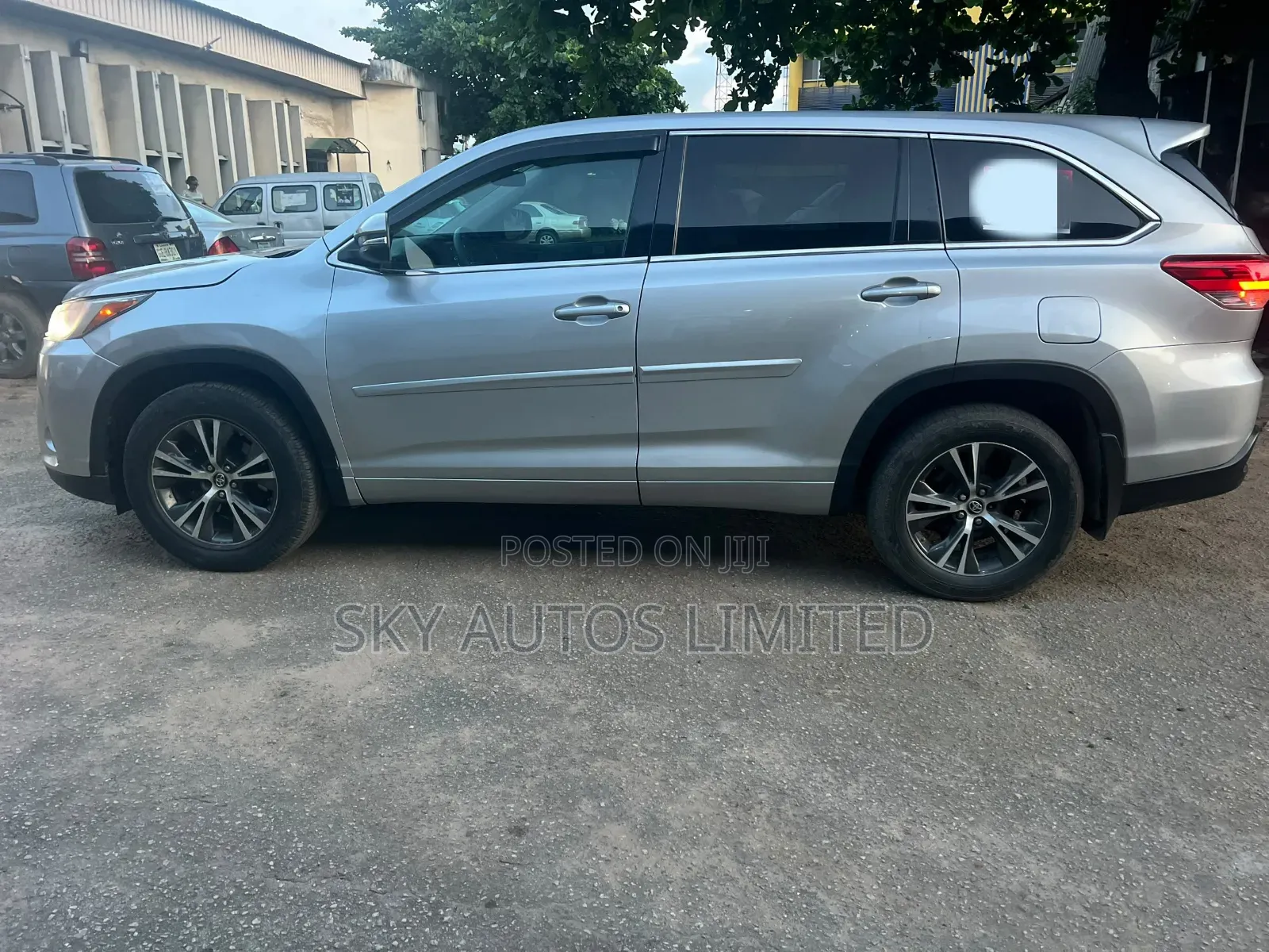 Toyota Highlander LE 4x4 V6 (3.5L 6cyl 8A) 2018 Silver