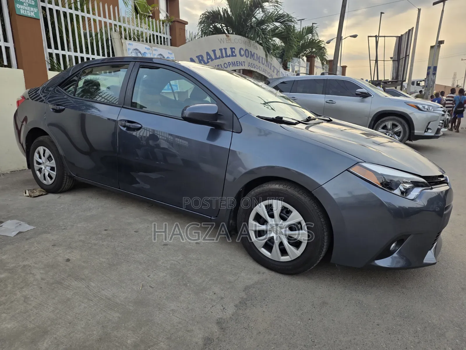 Toyota Corolla LE Premium 4dr Sedan (1.8L 4cyl CVT) 2015 Gray