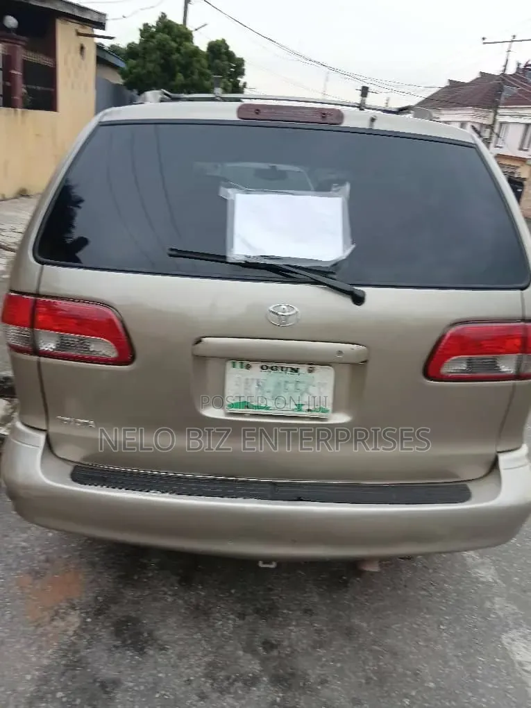 Toyota Sienna 2001 Gold