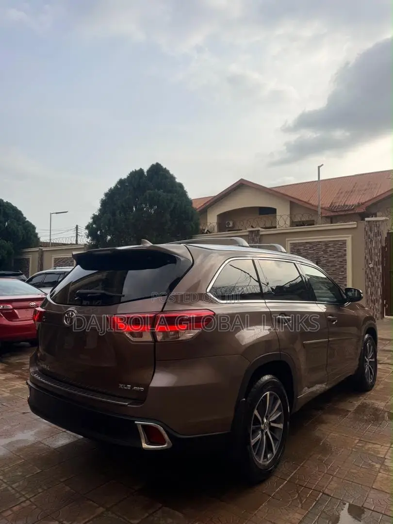 Toyota Highlander XLE 4x2 V6 (3.5L 6cyl 8A) 2018 Gray