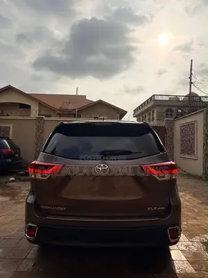 Toyota Highlander XLE 4x2 V6 (3.5L 6cyl 8A) 2018 Gray