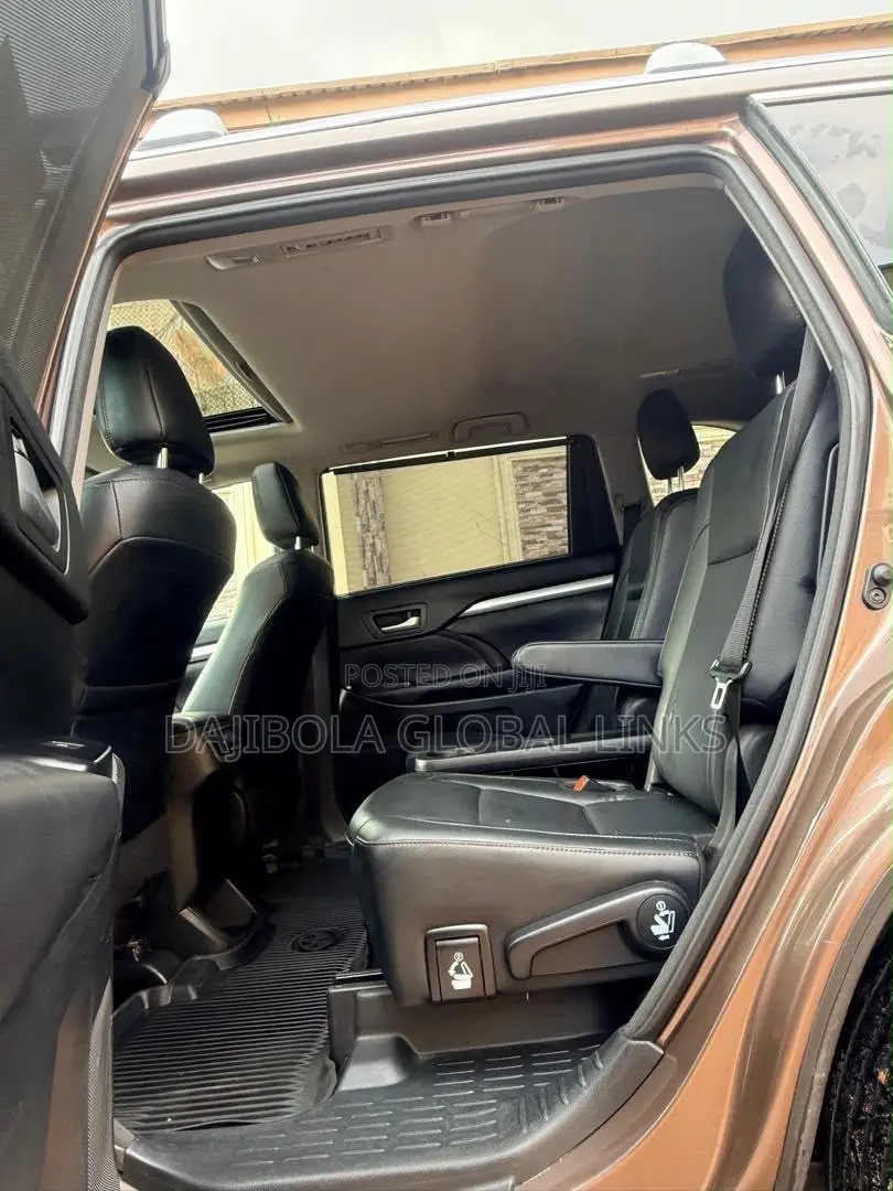 Toyota Highlander XLE 4x2 V6 (3.5L 6cyl 8A) 2018 Gray