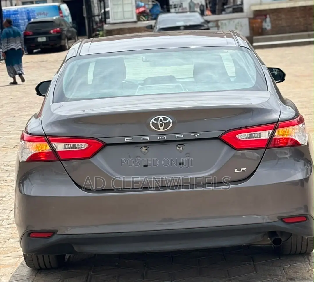 Toyota Camry LE FWD (2.5L 4cyl 8AM) 2018 Gray