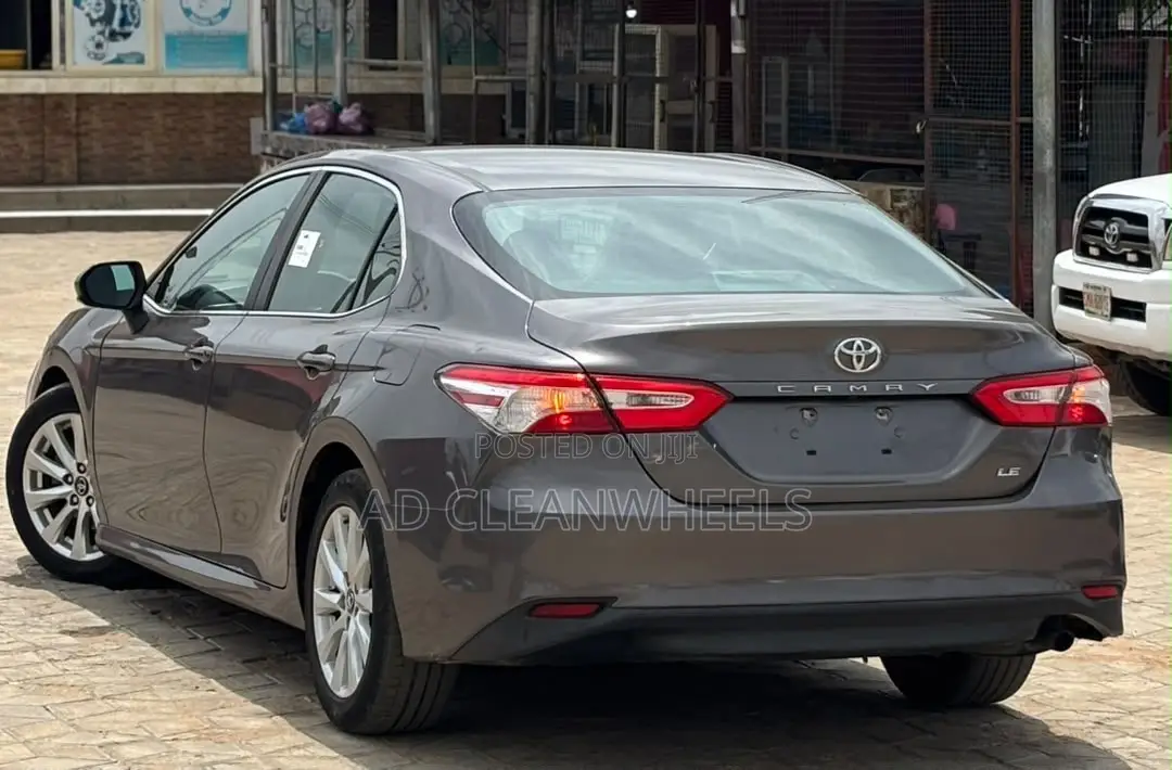 Toyota Camry LE FWD (2.5L 4cyl 8AM) 2018 Gray