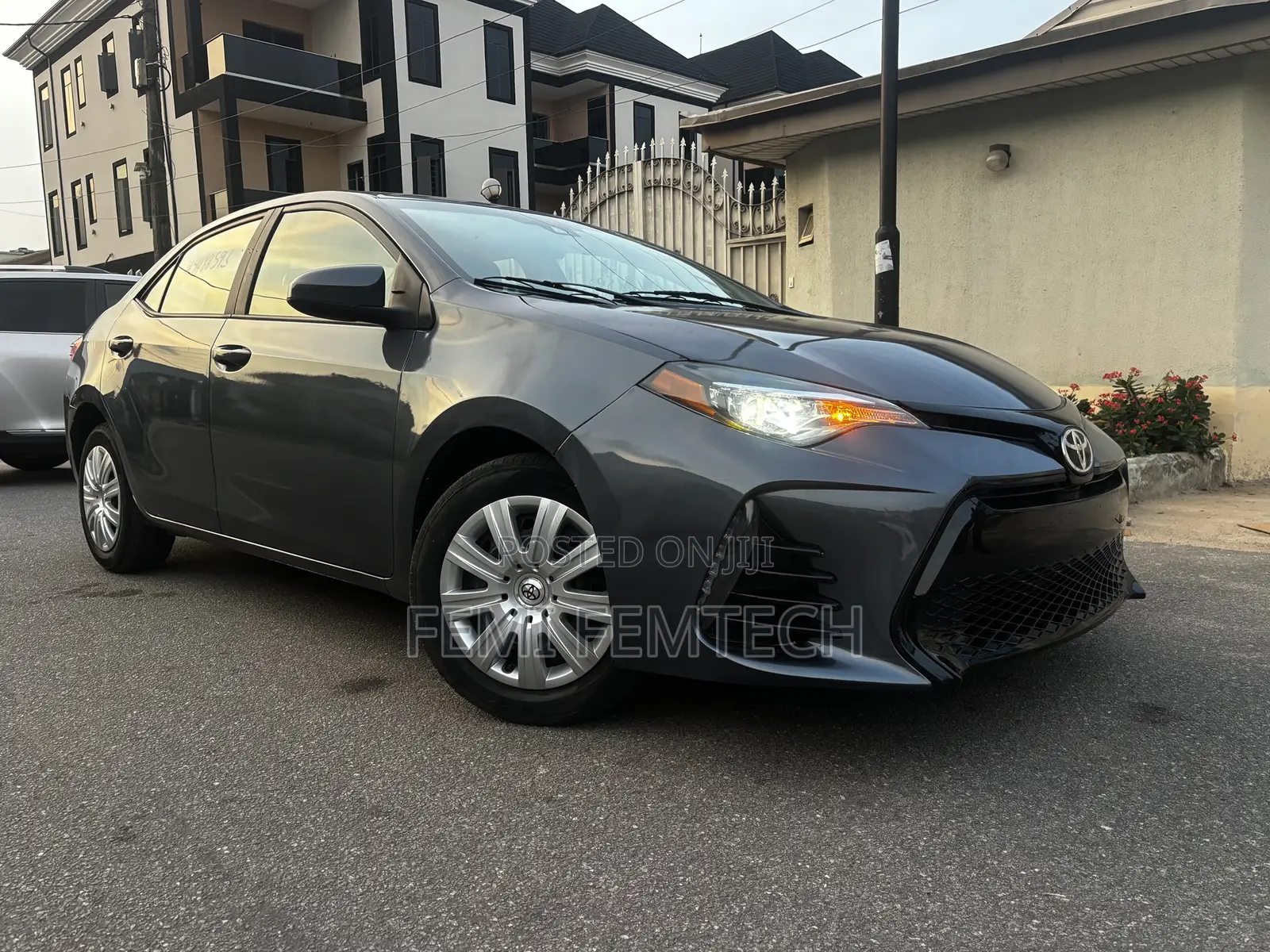 Toyota Corolla LE (1.8L 4cyl 2A) 2018 Gray