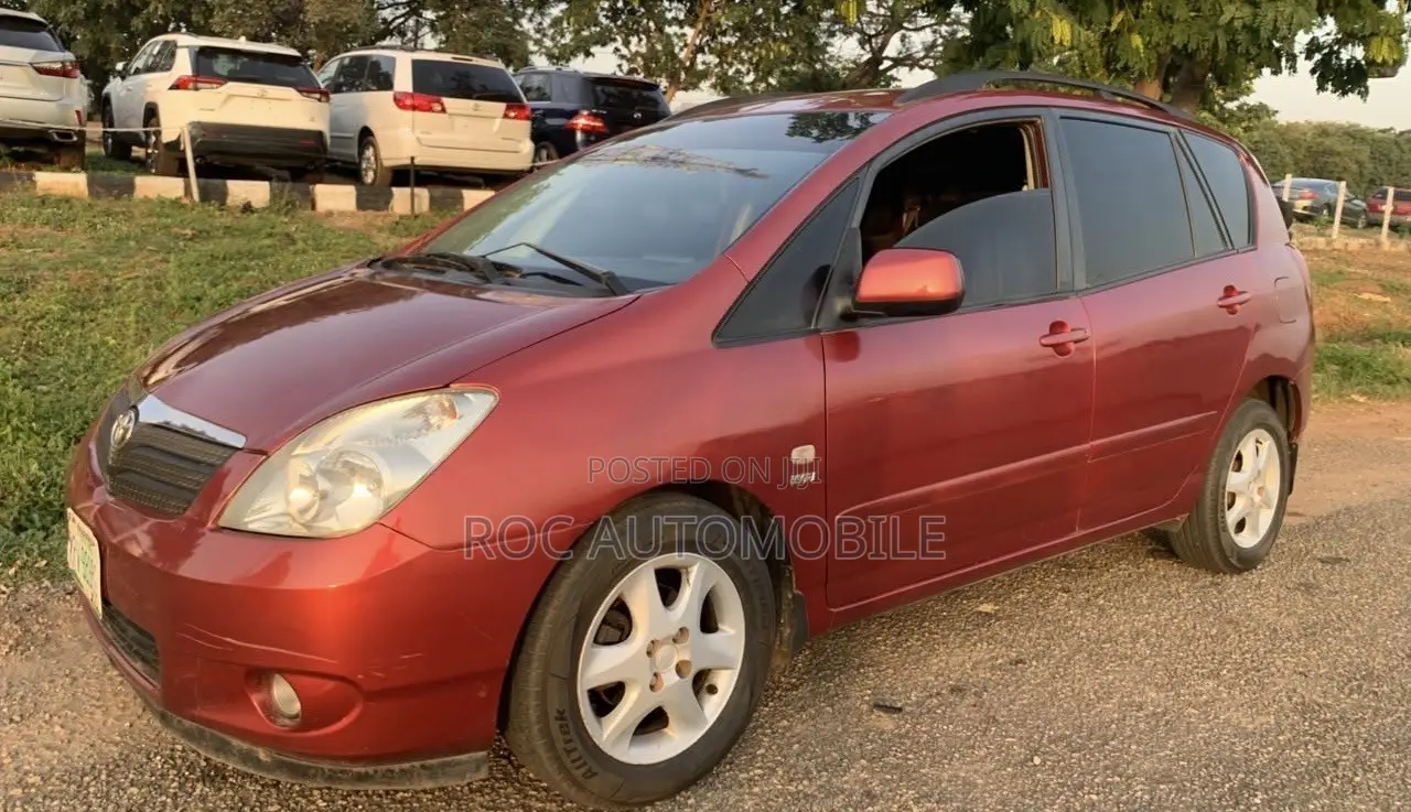 Toyota Verso 2010 Red