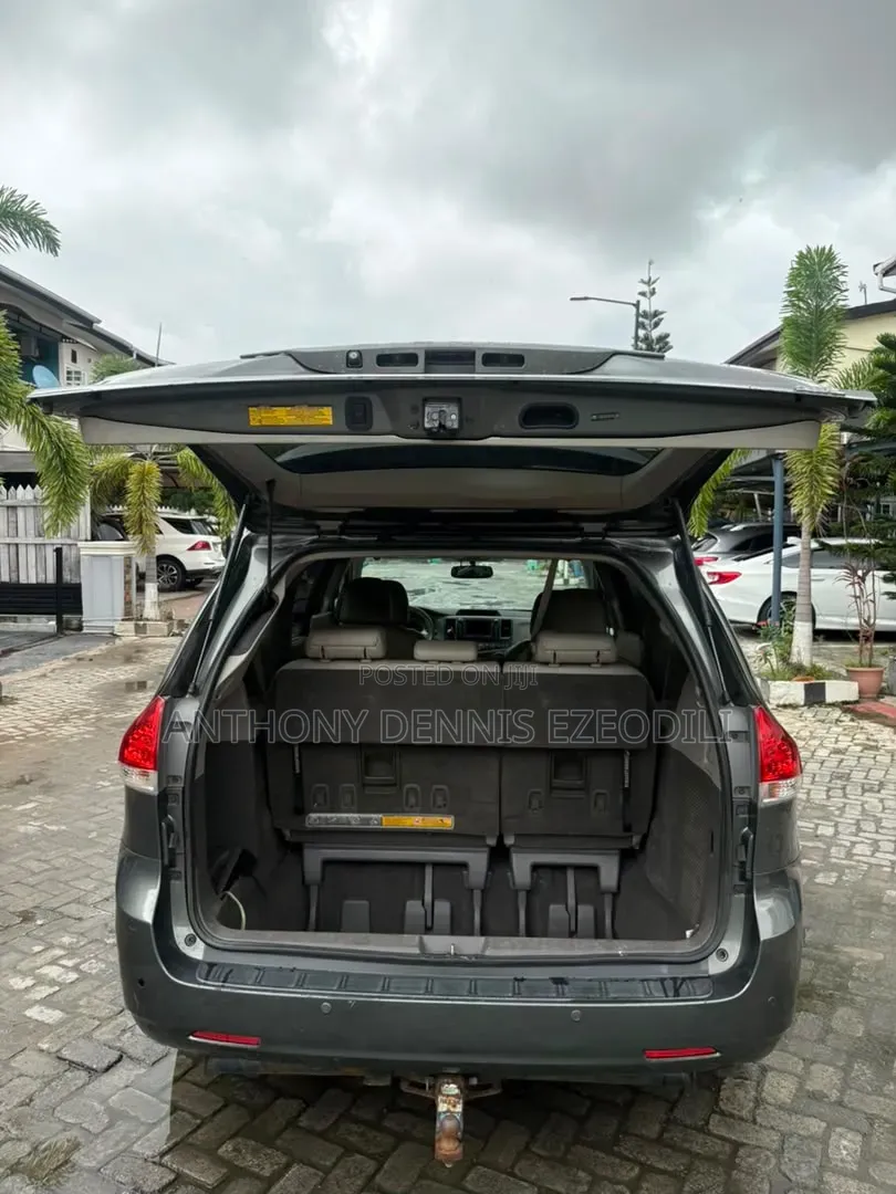 Toyota Sienna XLE 7 Passenger 2011 Gray