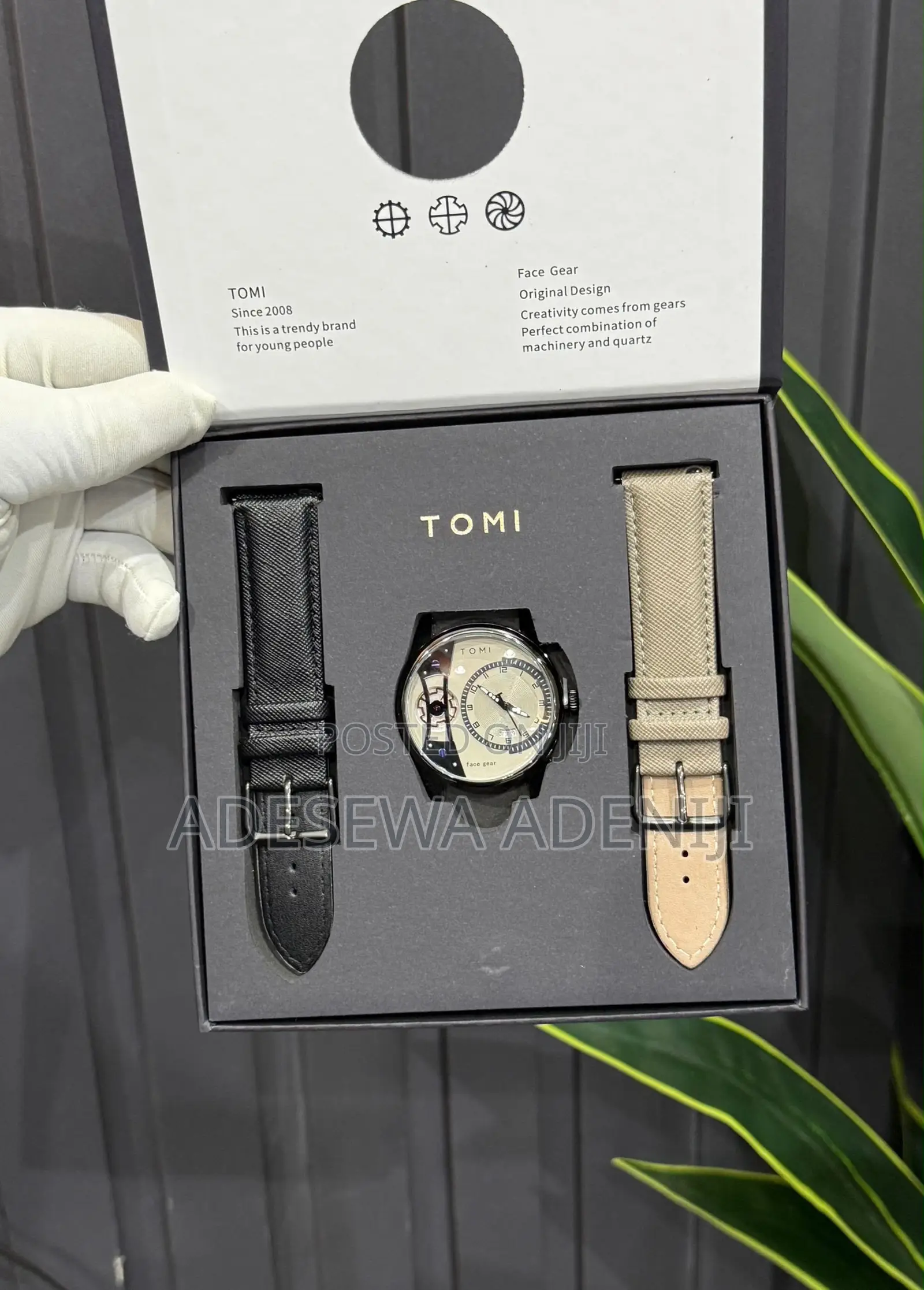 Men’s Wristwatch With 2 Interchangeable Leather Straps – Gift Set