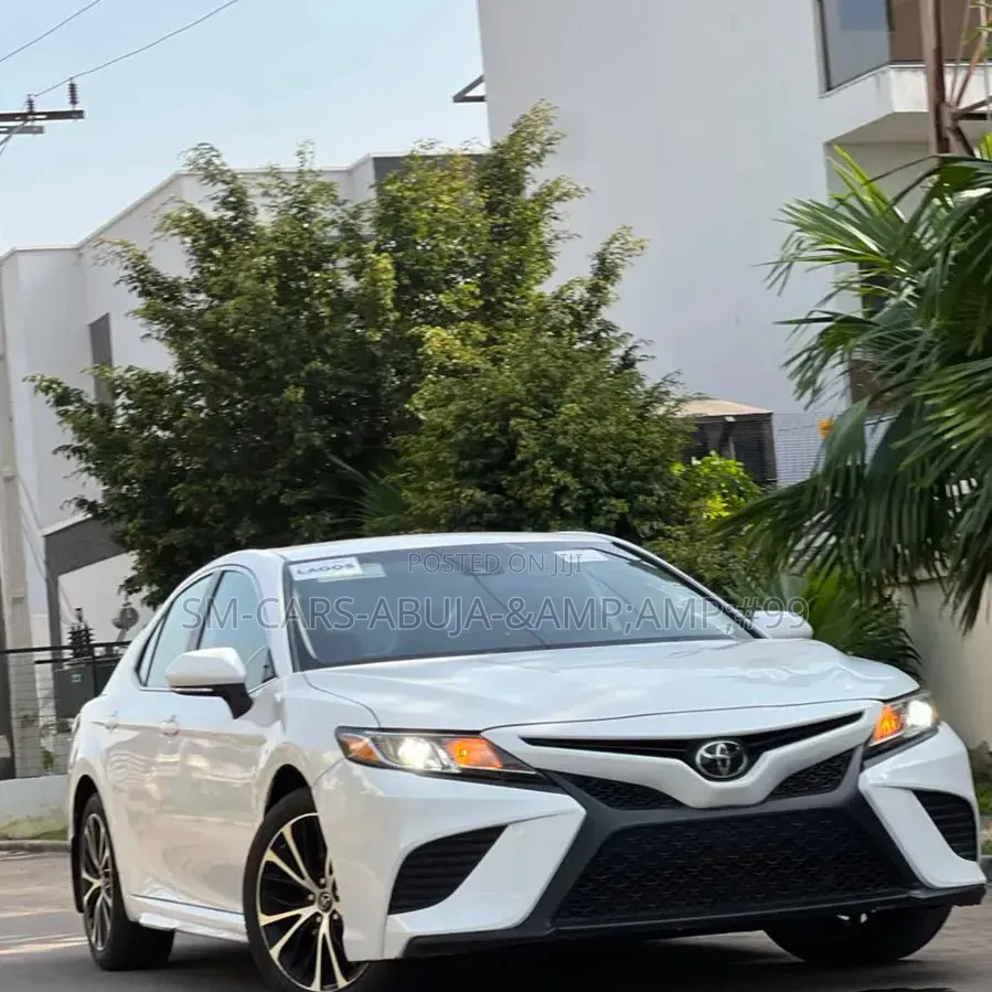 Toyota Camry SE (2.5L 4cyl 8A) 2019 White