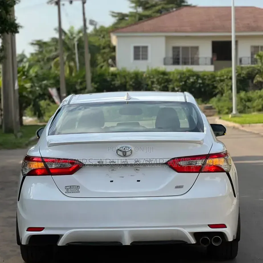 Toyota Camry SE (2.5L 4cyl 8A) 2019 White
