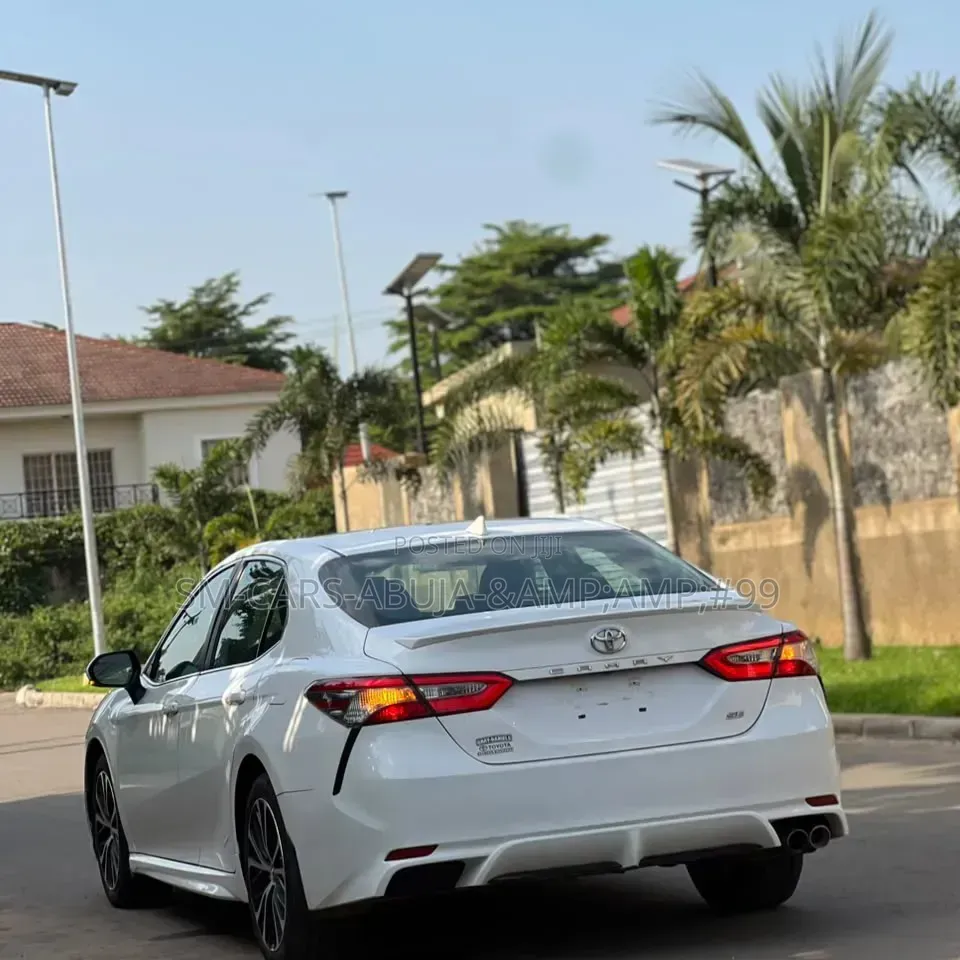 Toyota Camry SE (2.5L 4cyl 8A) 2019 White