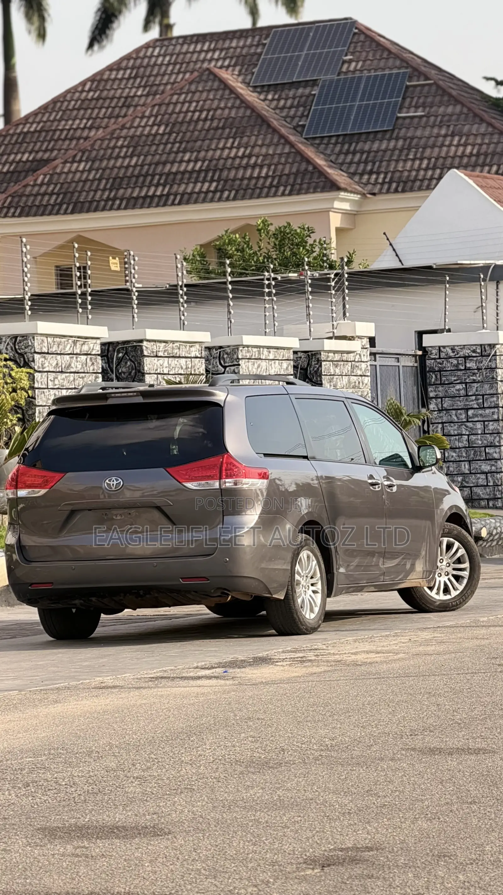 Toyota Sienna XLE Premium 7-Passenger 4dr Minivan AWD (3.5L 6cyl 6A)