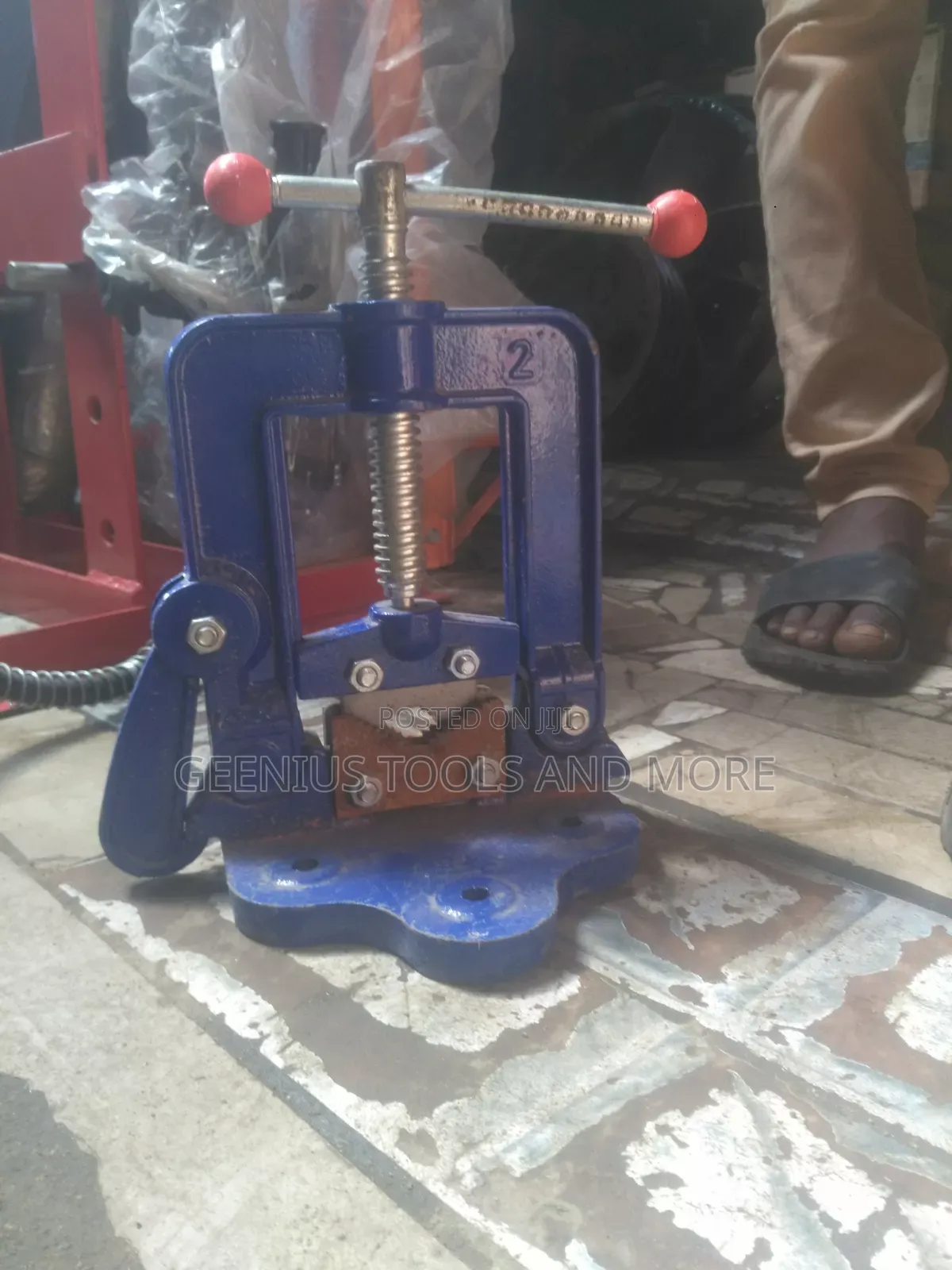 Bench-Mounted Screw Press
