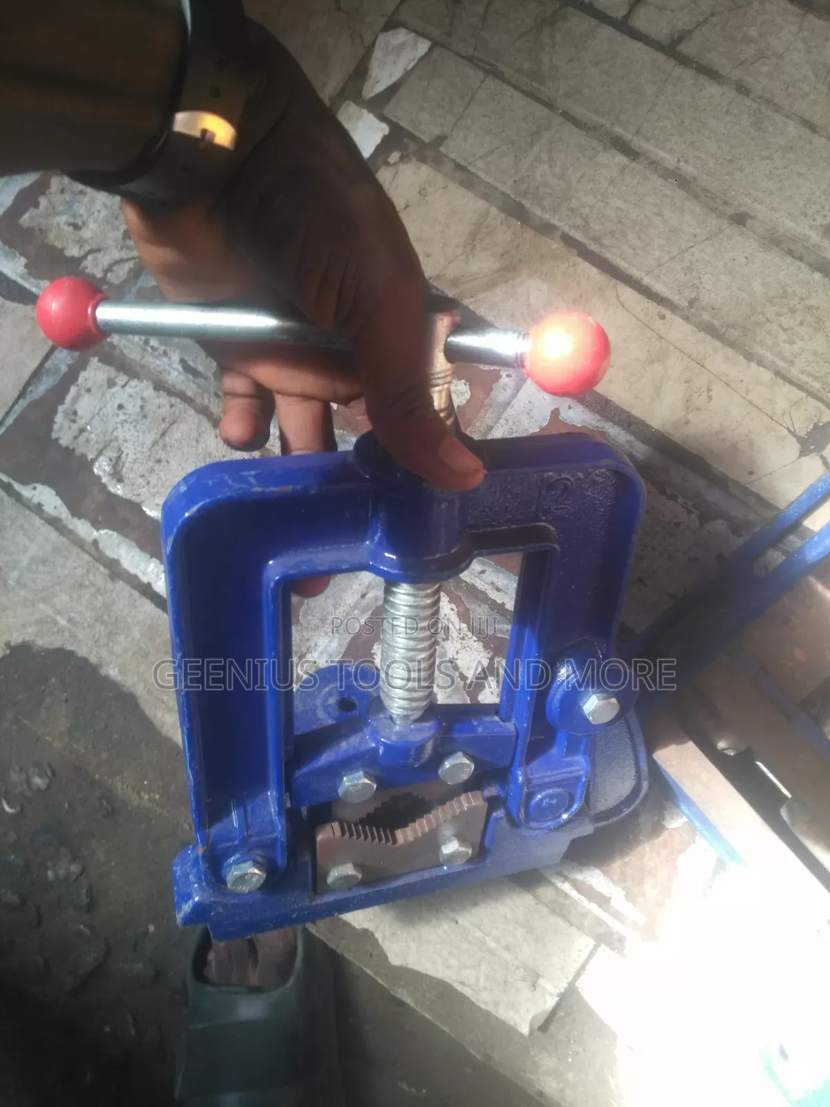 Bench-Mounted Screw Press