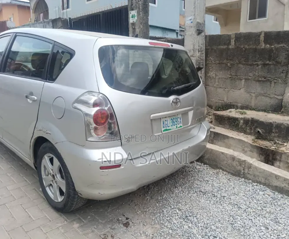 Toyota Verso 2009 Silver