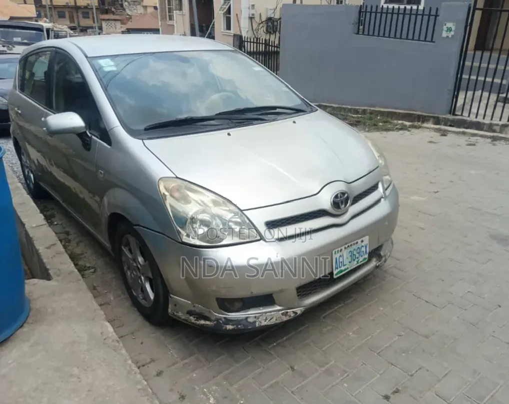 Toyota Verso 2009 Silver