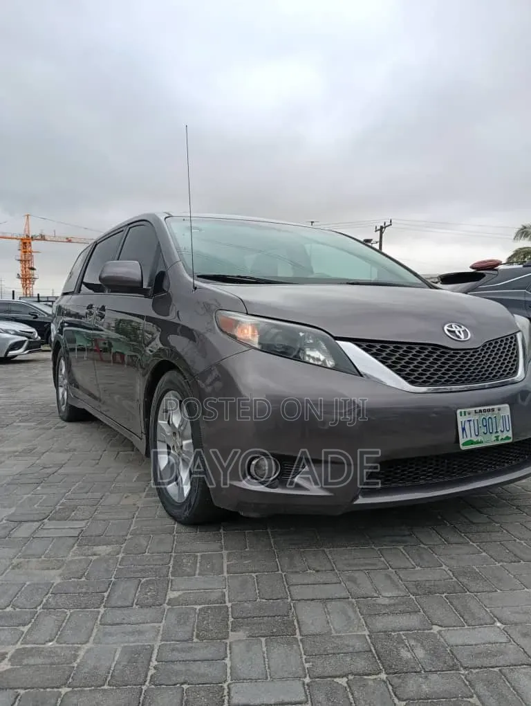 Toyota Sienna SE 8 Passenger 2011 Gray