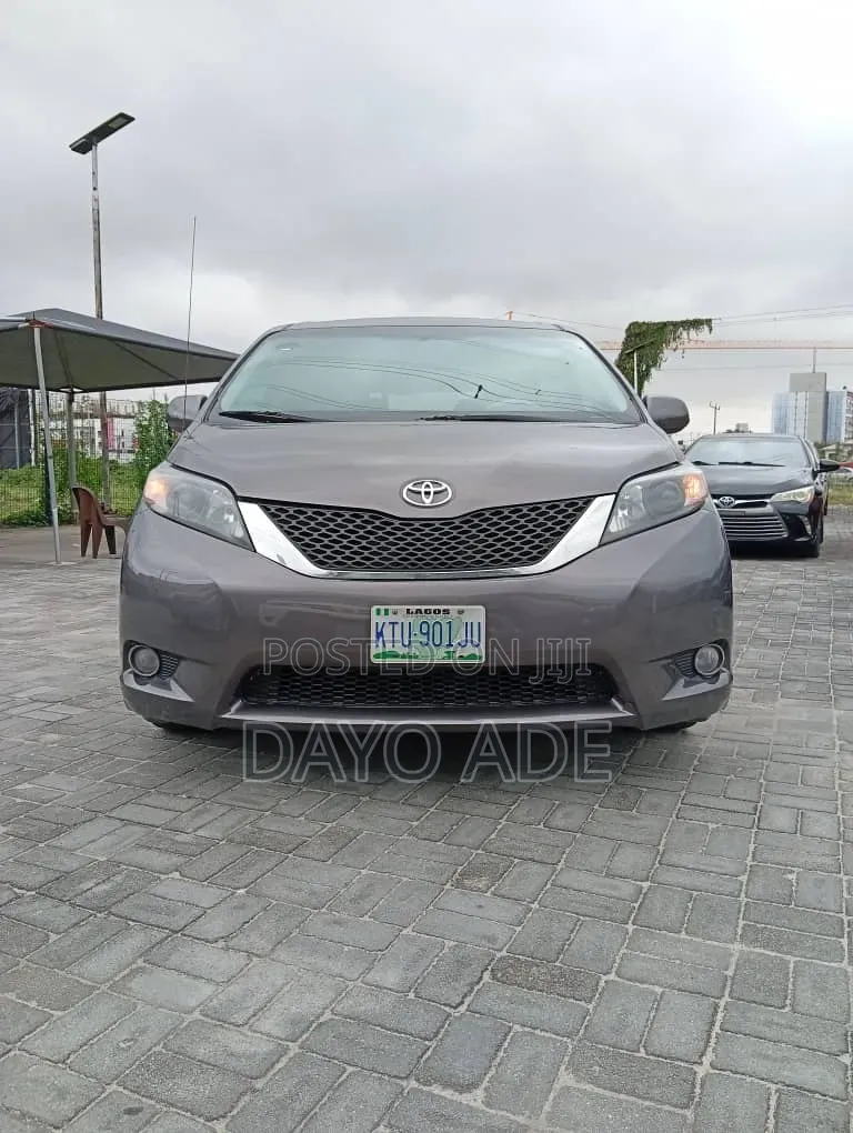 Toyota Sienna SE 8 Passenger 2011 Gray