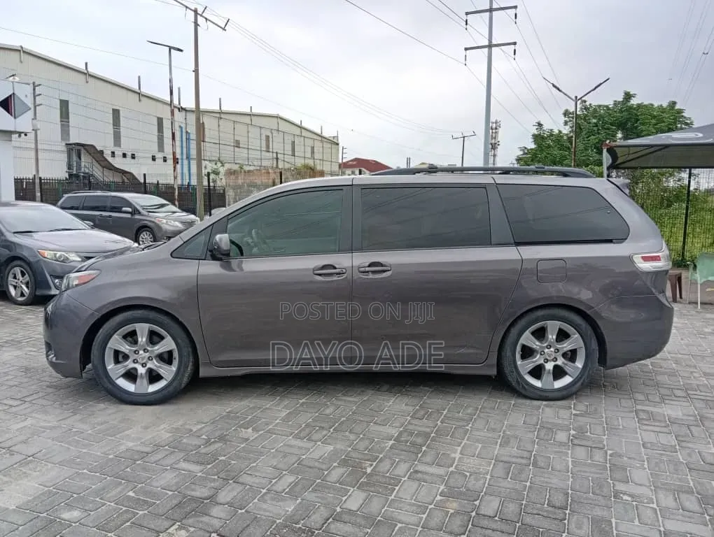 Toyota Sienna SE 8 Passenger 2011 Gray