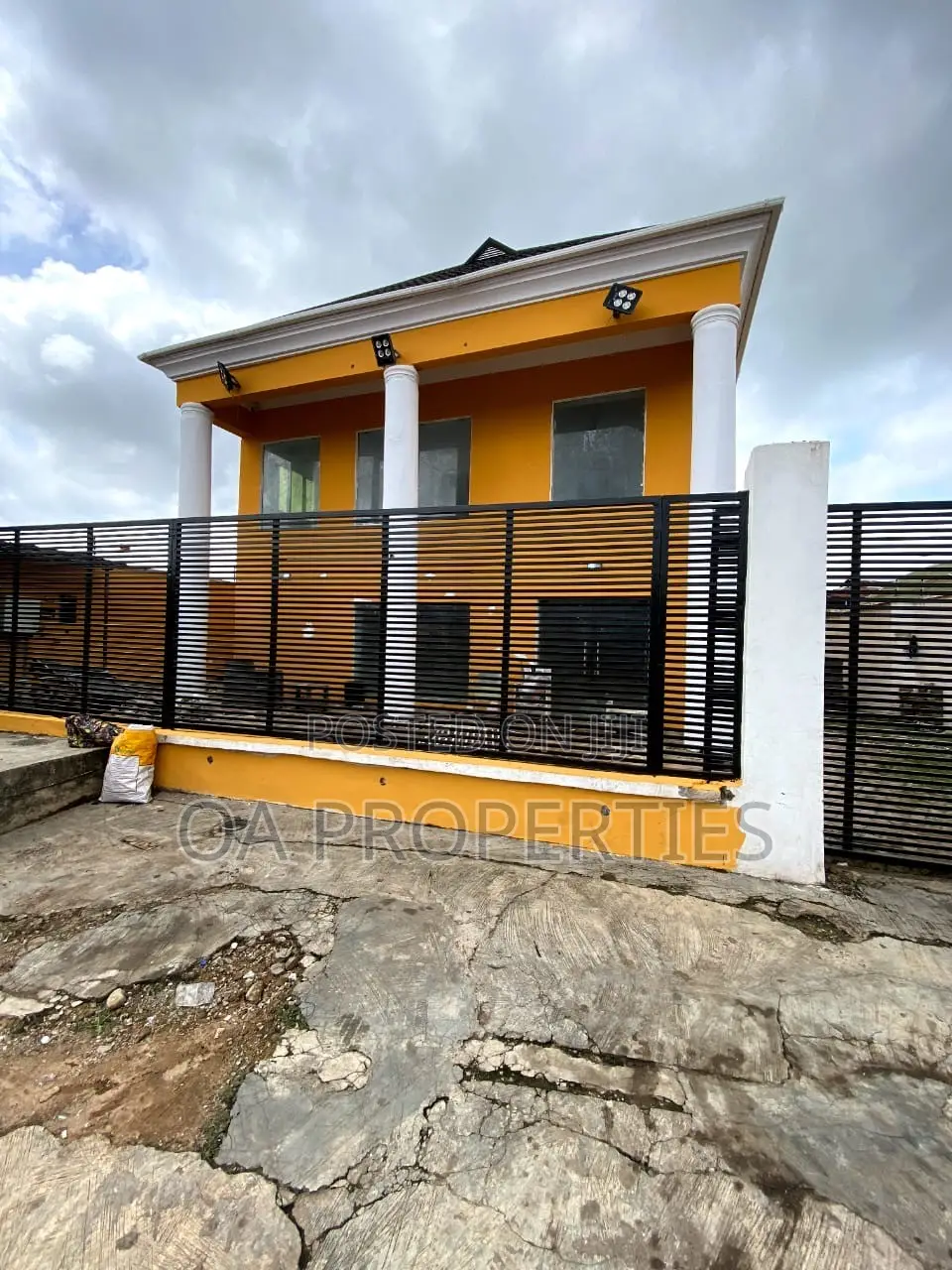 *Newly Built Massive Commercial Building to Let at Eleyele, Ibadan