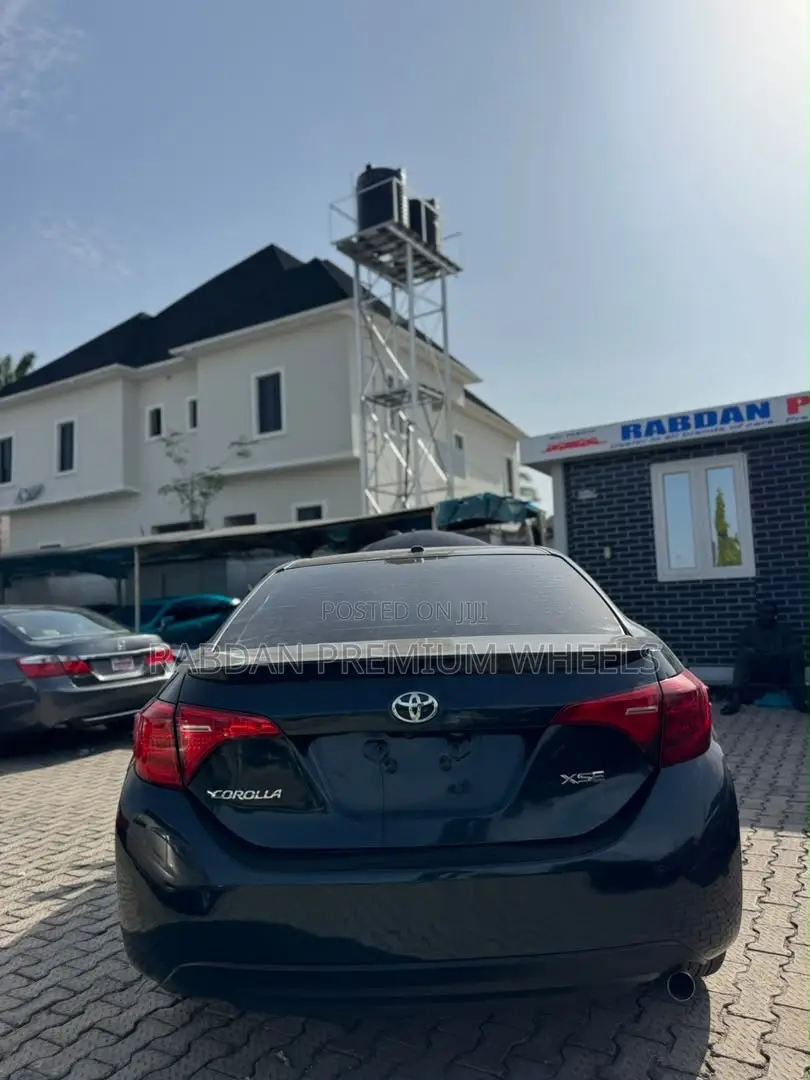 Toyota Corolla XSE 4dr Sedan (1.8L 4cyl CVT) 2017 Gray