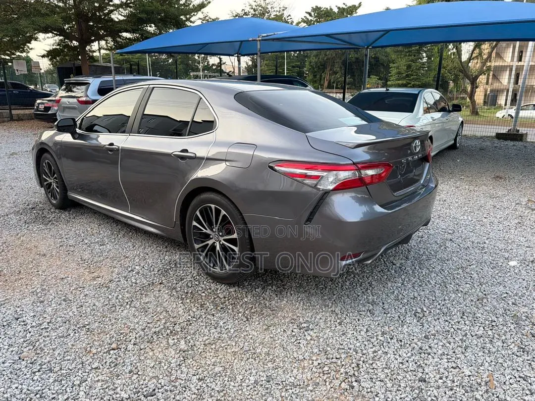 Toyota Camry SE (2.5L 4cyl 8A) 2019 Gray