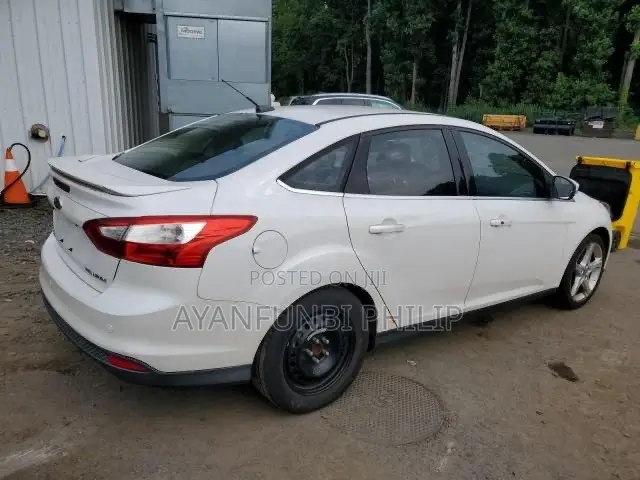 Ford Focus Titanium Sedan FWD (2.0 4cyl 5M) 2012 White