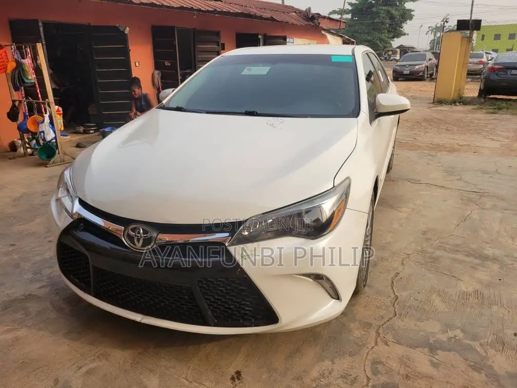 Toyota Camry LE 4dr Sedan (2.5L 4cyl 6A) 2016 White