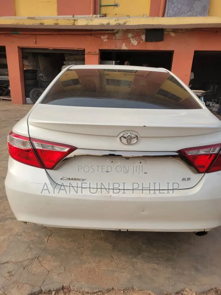 Toyota Camry LE 4dr Sedan (2.5L 4cyl 6A) 2016 White