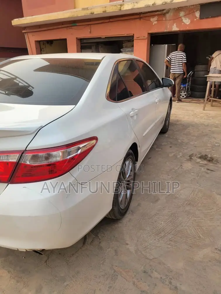 Toyota Camry LE 4dr Sedan (2.5L 4cyl 6A) 2016 White