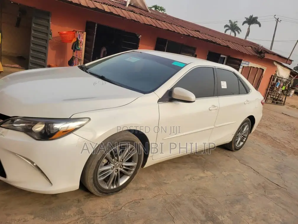 Toyota Camry LE 4dr Sedan (2.5L 4cyl 6A) 2016 White