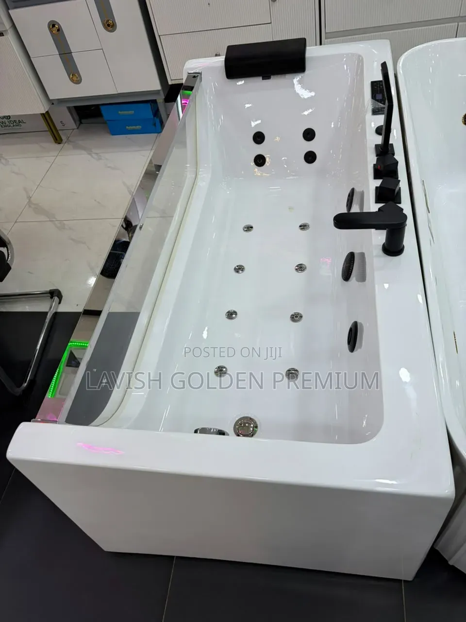 Special Acrylic Single Jacuzzi With Black Accessories