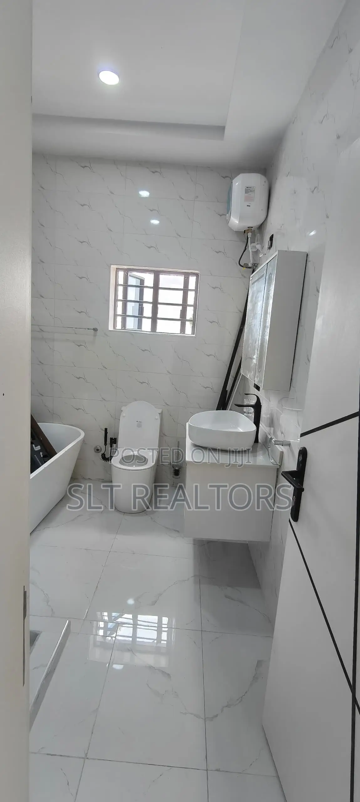 5bdrm Duplex in Alalubosa Gra for sale