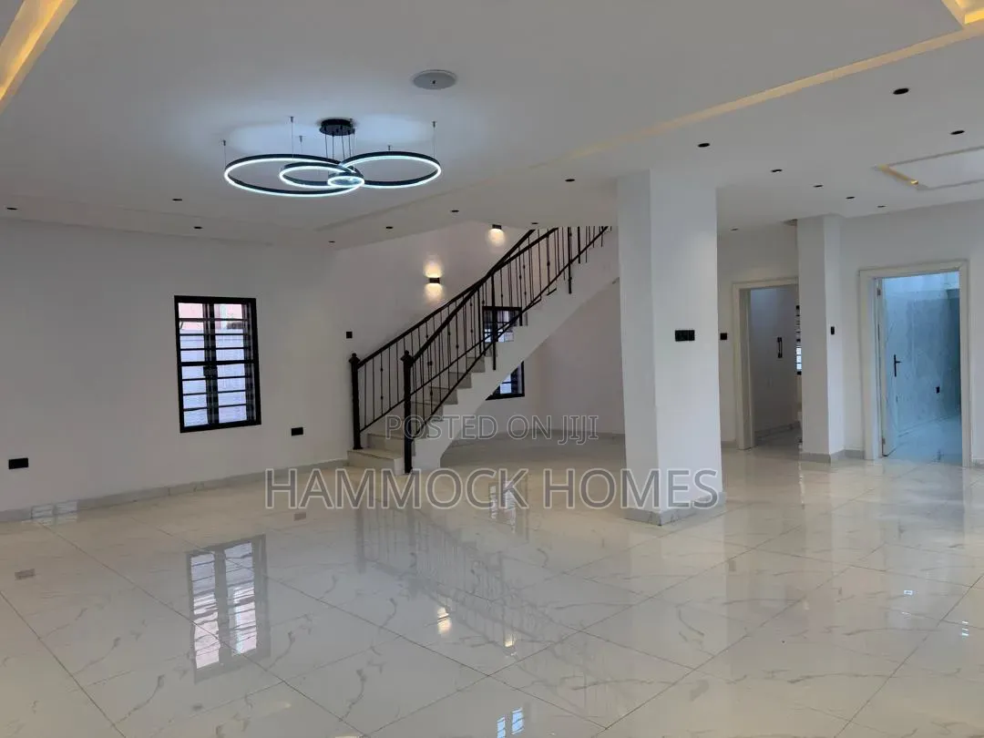 5bdrm Duplex in Oluyole Estate for sale