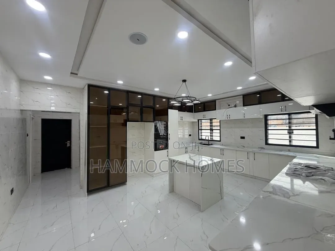 5bdrm Duplex in Oluyole Estate for sale