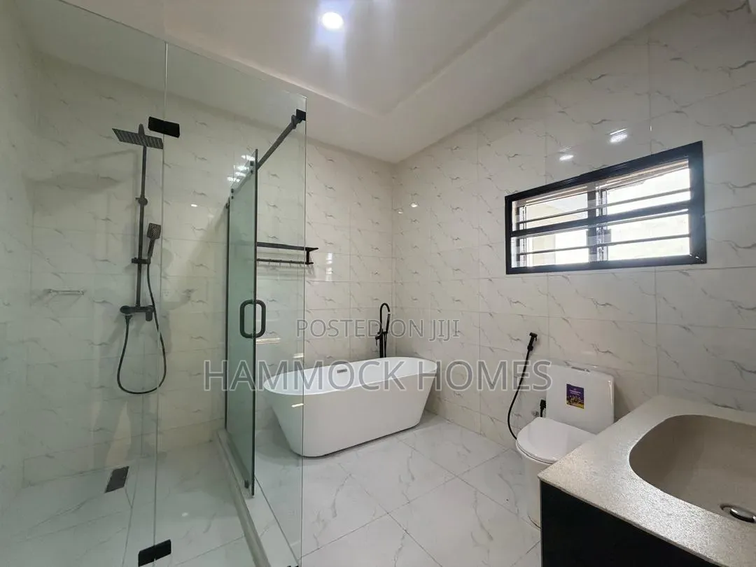 5bdrm Duplex in Oluyole Estate for sale