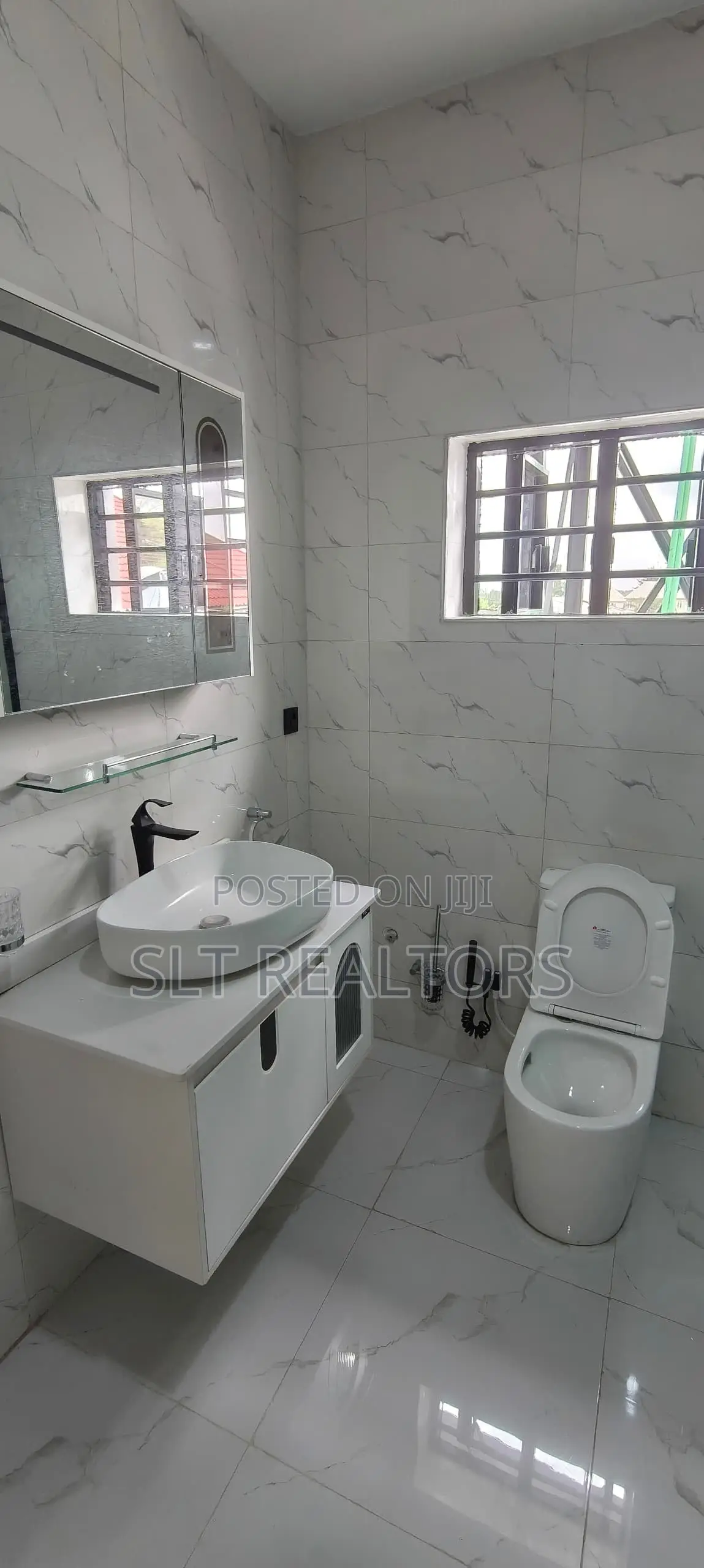 5bdrm Duplex in Alalubosa Gra for sale