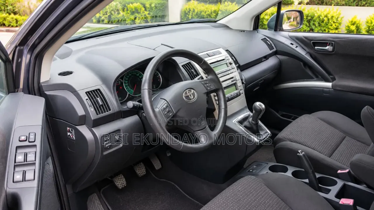 Toyota Verso 1.6 2009 Gray