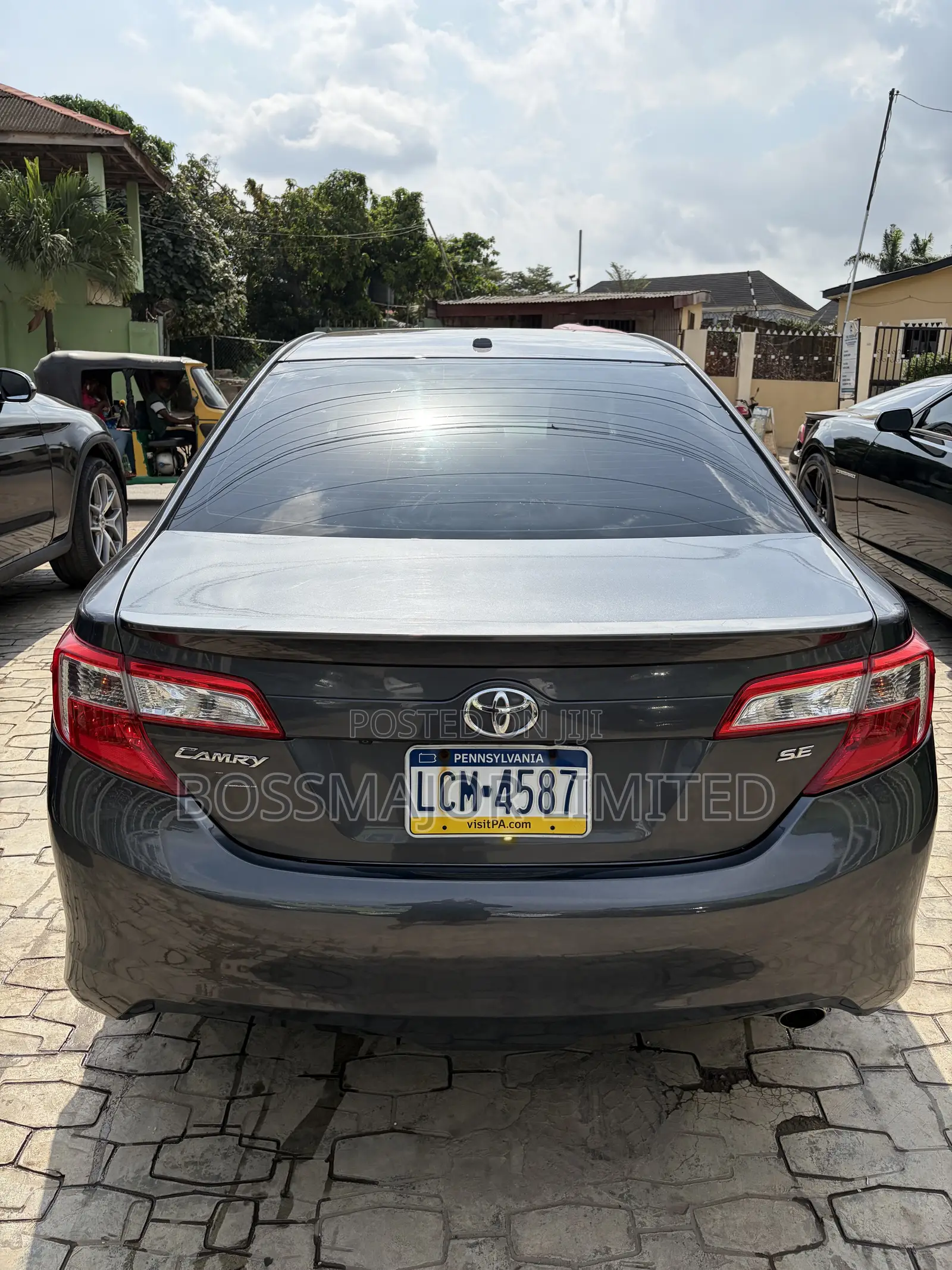 Toyota Camry SE 4dr Sedan (2.5L 4cyl 6A) 2012 Gray