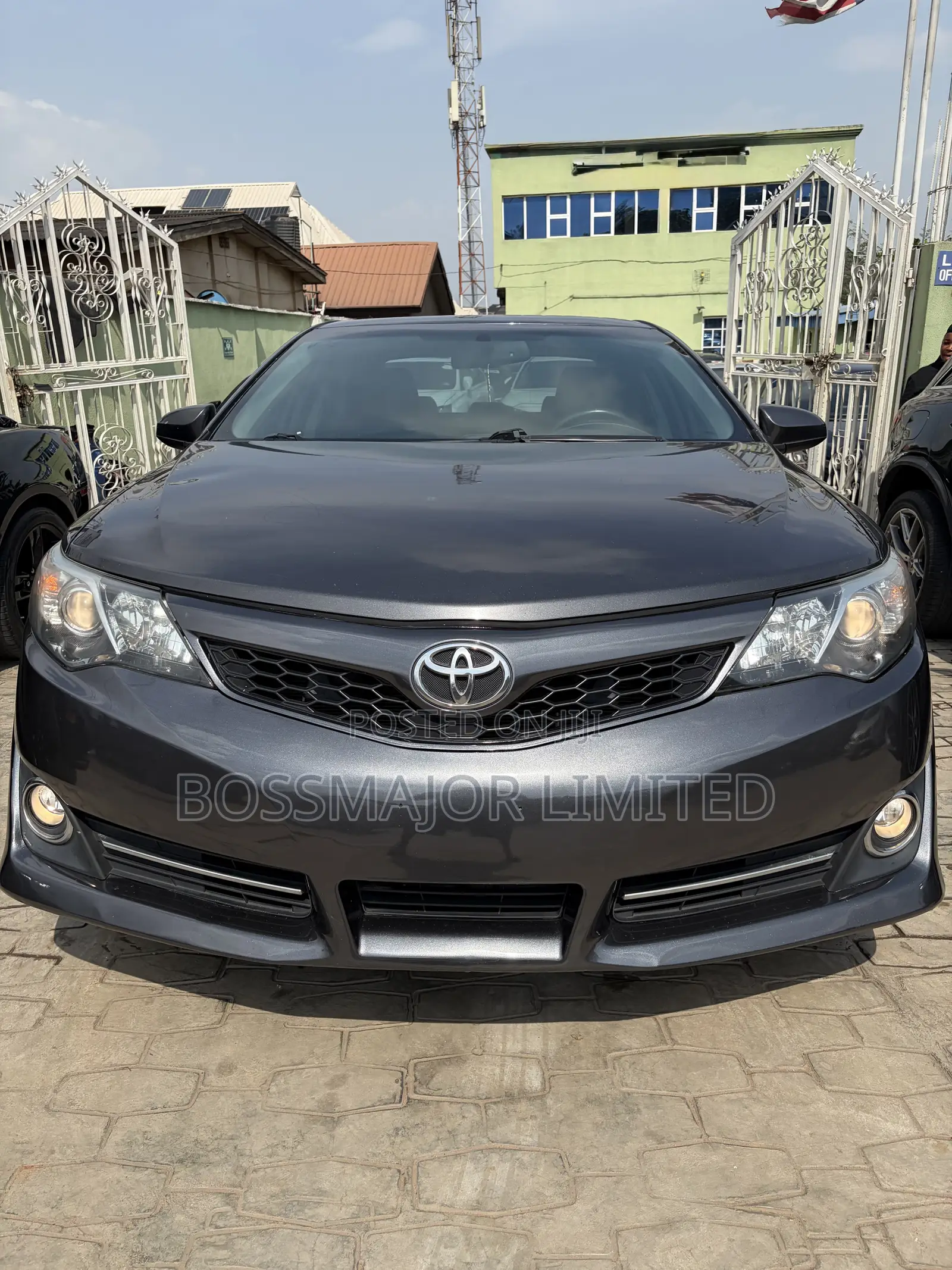 Toyota Camry SE 4dr Sedan (2.5L 4cyl 6A) 2012 Gray